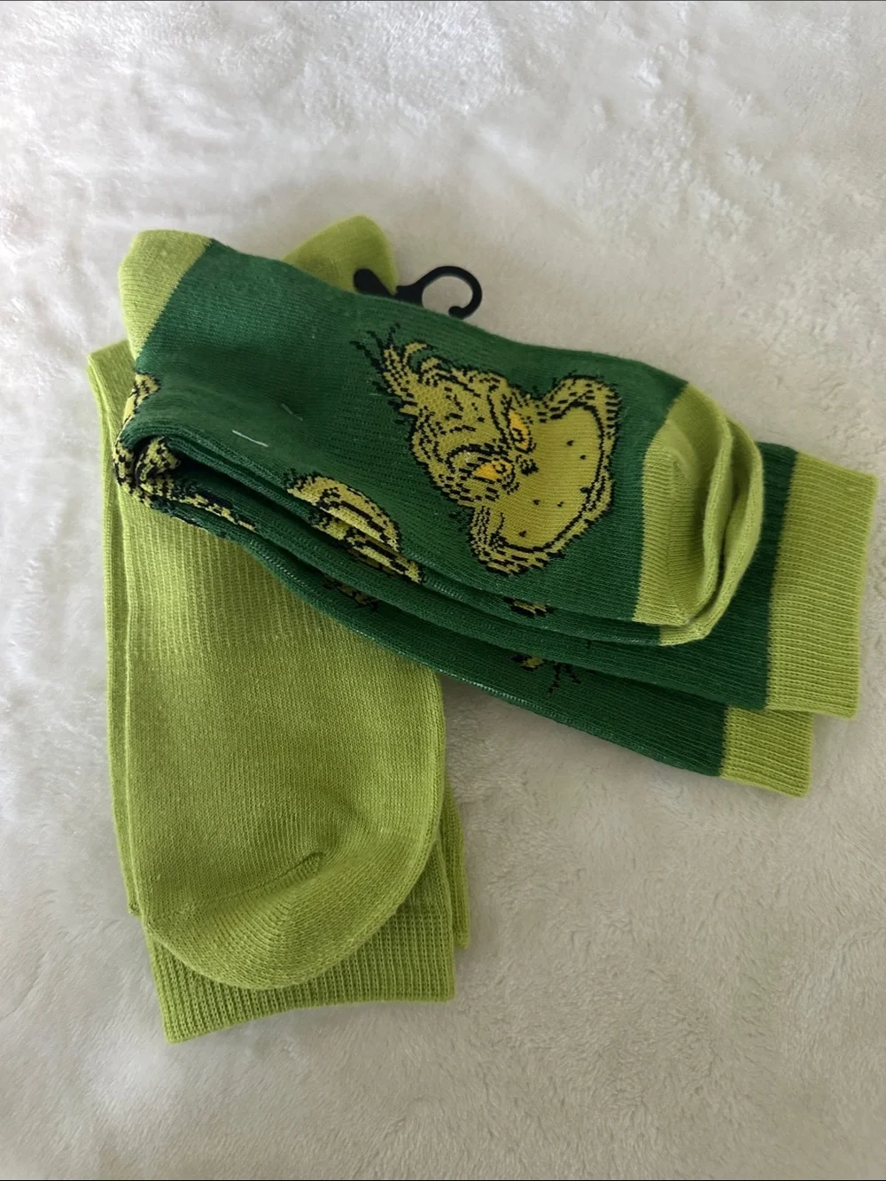 2 pair NWT Grinch Novelty Crew Socks - Green